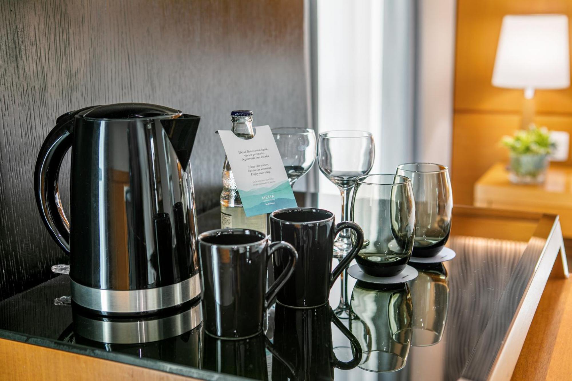 멜리아 자르징 유로파 호텔 상파울루 외부 사진 A kettle in a hotel room