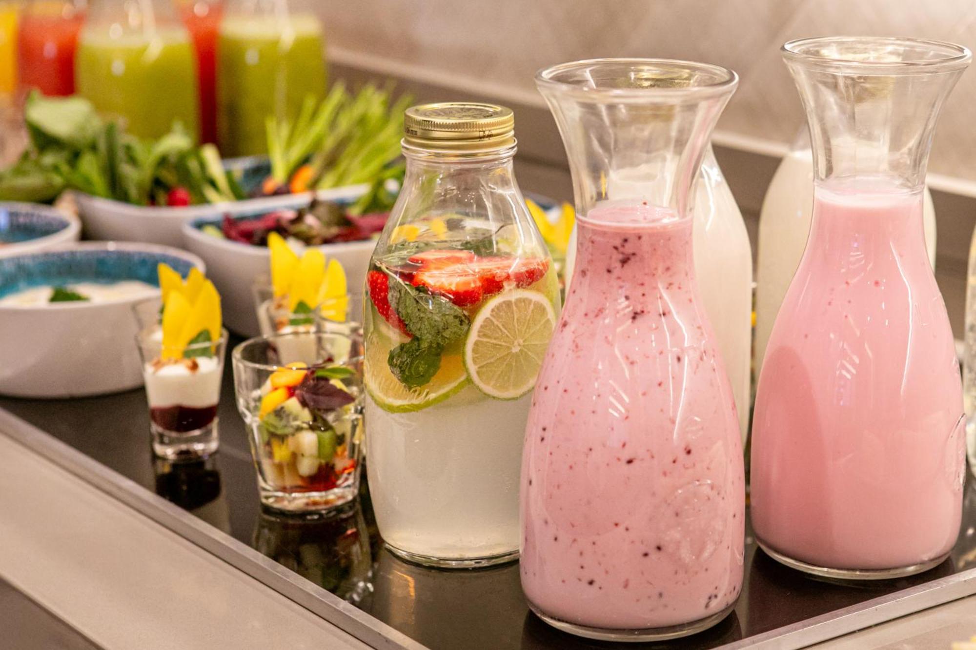 멜리아 자르징 유로파 호텔 상파울루 외부 사진 A selection of fruit drinks